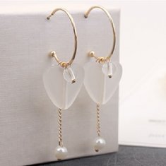 P131353 Gold Ring White Love Shape Tangling Pearl Hook Earstuds