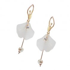 A-MDD-E283 Gold Korean White Petal Dangling Pearl Flora Earrings